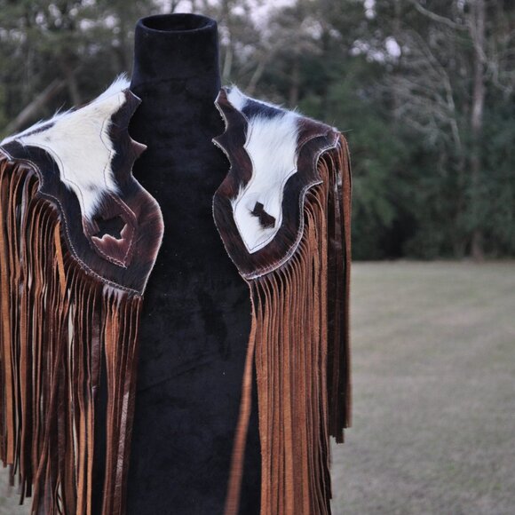 🤍🤎 Handcrafted Cowhide & Leather Fringe Bolero – One of One 🤎🤍 - Picture 3 of 5